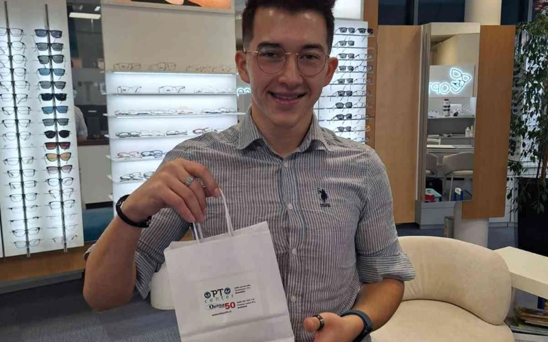 Optocenter | Optika Minus 50 - Nagrajenec naše jubilejne nagradne igre je prevzel svojo nagrado 